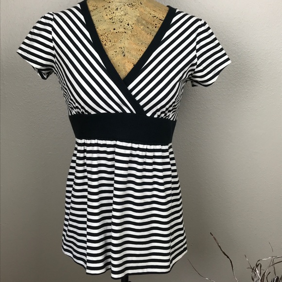 Michael Kors Tops - Michael Kors Black & White knit top EUC v-neck